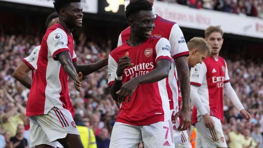 Arsenal humilla al Tottenham; Jiménez vuelve a anotar