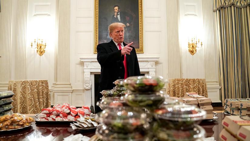 Trump da hamburguesas en una recepción y las redes sociales se llenan de memes
