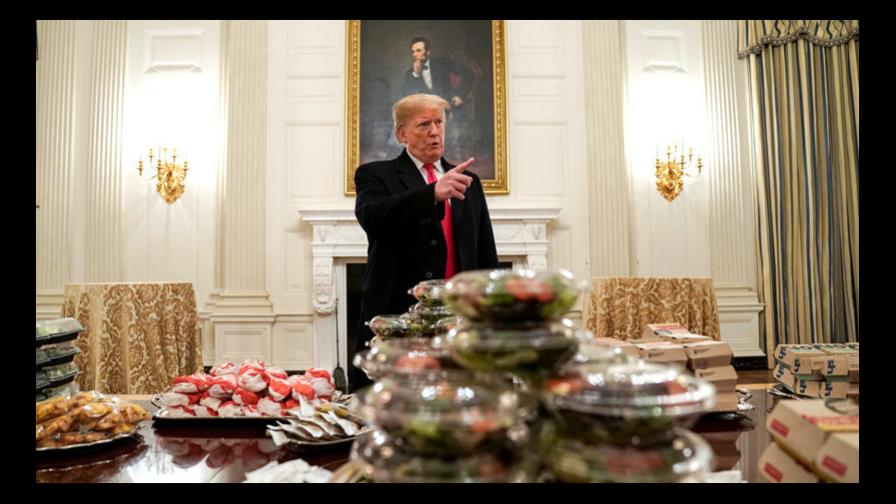 Trump da hamburguesas en una recepción y las redes sociales se llenan de memes Trump da hamburguesas en una recepción y las redes sociales se llenan de memes