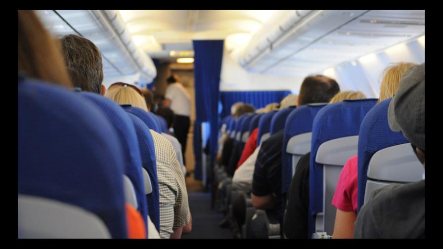 Pasajeros de un avión atan de pies y manos a un borracho que se puso violento en pleno vuelo