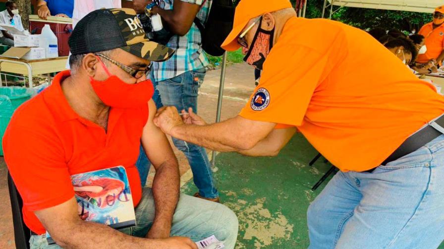 Defensa Civil apoya jornada especial de vacunación contra COVID-19