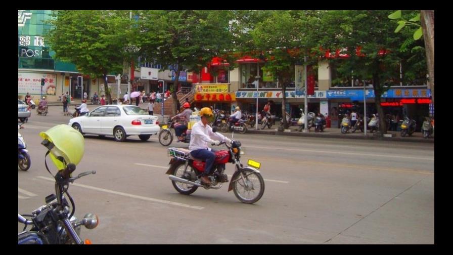 Una empresa china castiga a sus trabajadoras obligándolas a andar a gatas por la calle Una empresa china castiga a sus trabajadoras obligándolas a andar a gatas por la calle