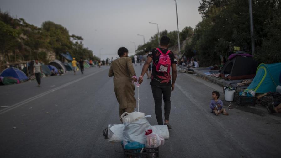 Grecia acusa a 4 migrantes por incendio provocado en campo
