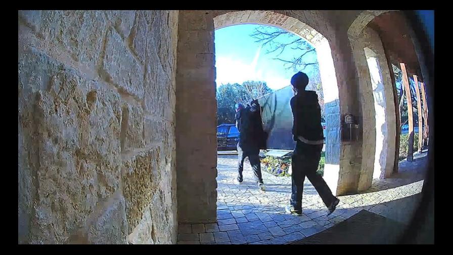 Roban un televisor y lo devuelven porque no logran meterlo en su coche