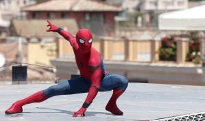 Empleado bancario renuncia y se presenta a su último día de trabajo vestido de Spider-Man
