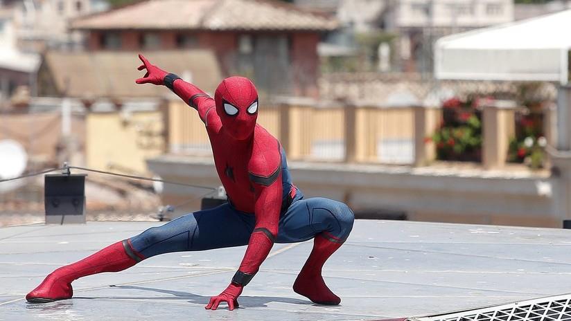 Empleado bancario renuncia y se presenta a su último día de trabajo vestido de Spider-Man