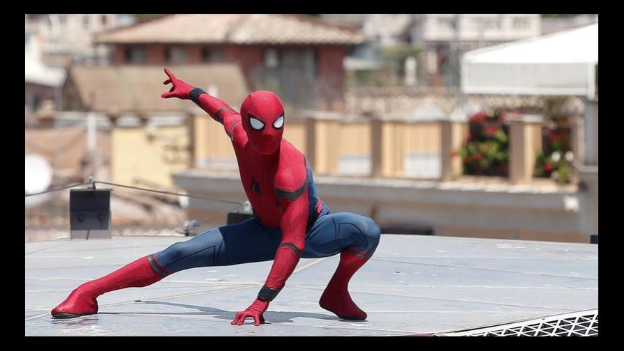 Empleado bancario renuncia y se presenta a su último día de trabajo vestido de Spider-Man