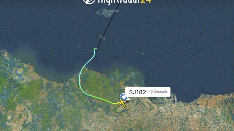 Desaparece avión en Indonesia con 62 personas a bordo