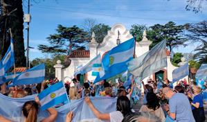 Argentina: en medio de brote se disparan reclamos sociales