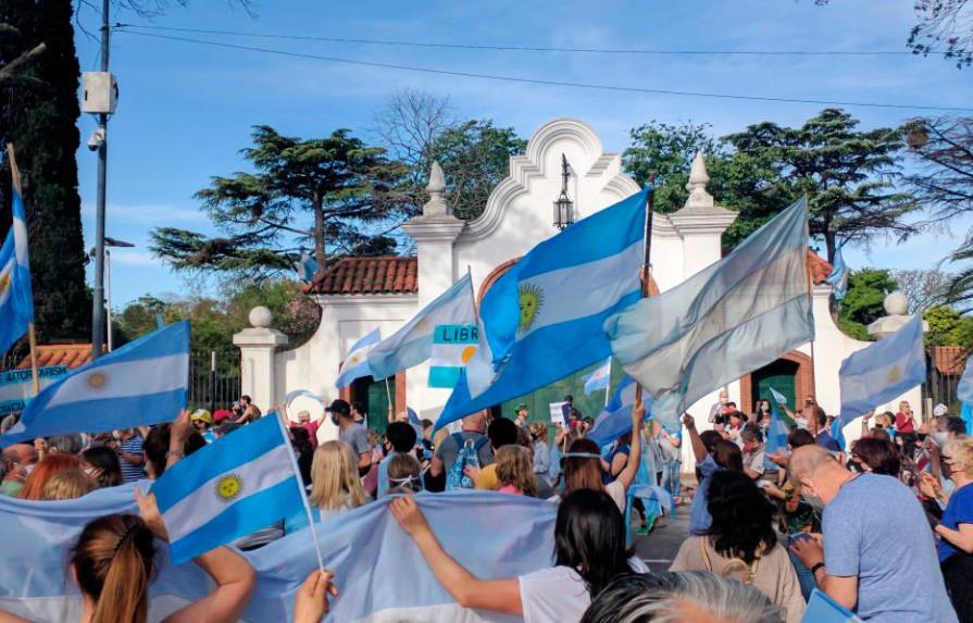 Argentina: en medio de brote se disparan reclamos sociales