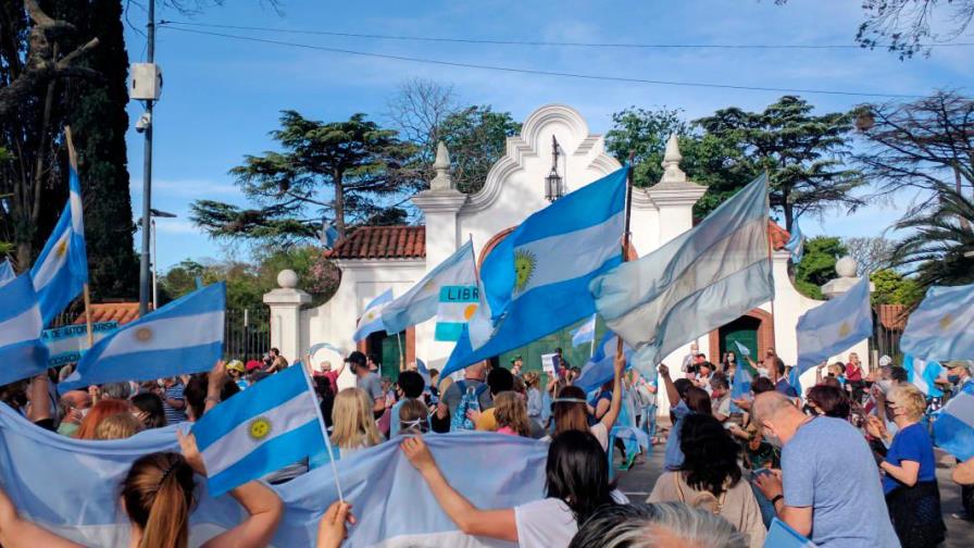 Argentina: en medio de brote se disparan reclamos sociales