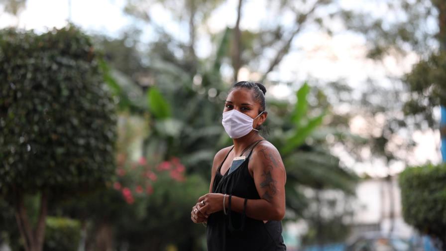 El dilema de una mujer que vive en la calle: comprar comida o una toalla sanitaria