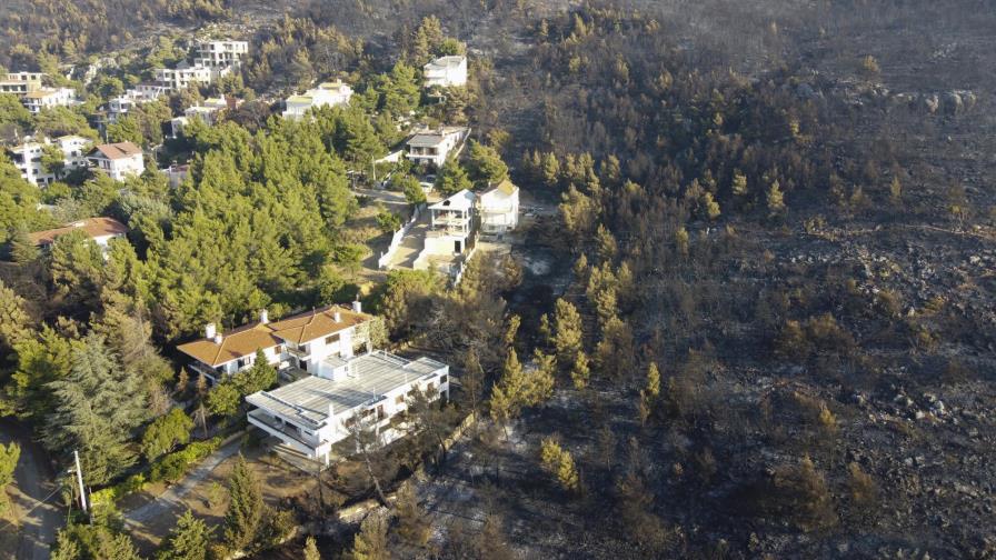 Bomberos griegos combaten los incendios con refuerzos