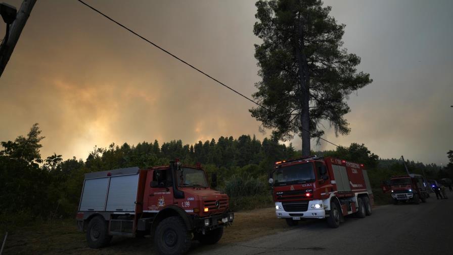Bomberos griegos combaten los incendios con refuerzos