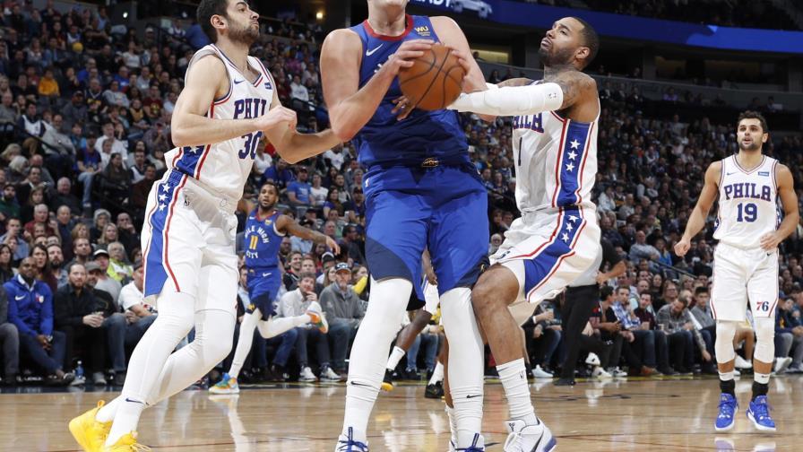 Nuggets remontan ante Sixers con canasta tardía de Jokic