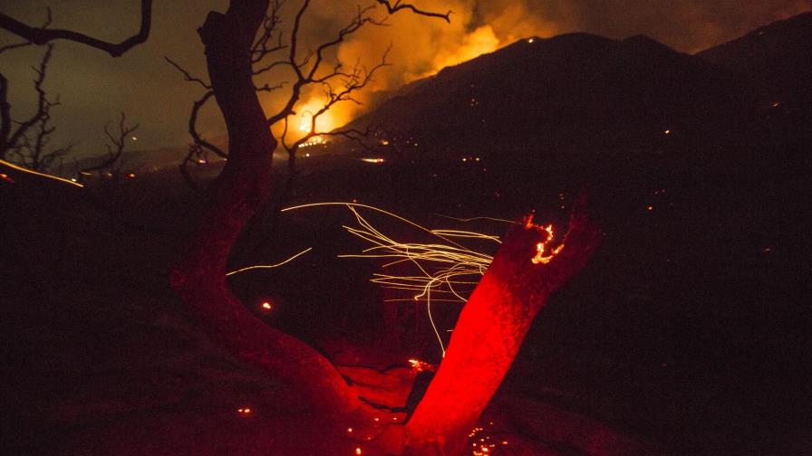 Evacuan vía aérea a 200 personas por incendio en California