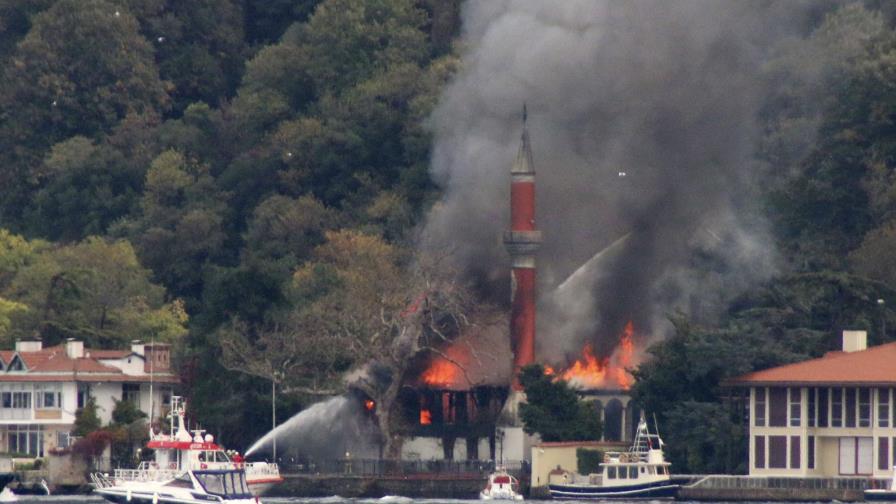 Incendio amenaza histórica mezquita de Turquía