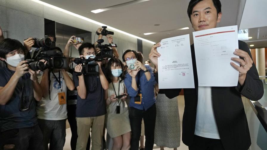 Descalifican a congresista opositor en Hong Kong