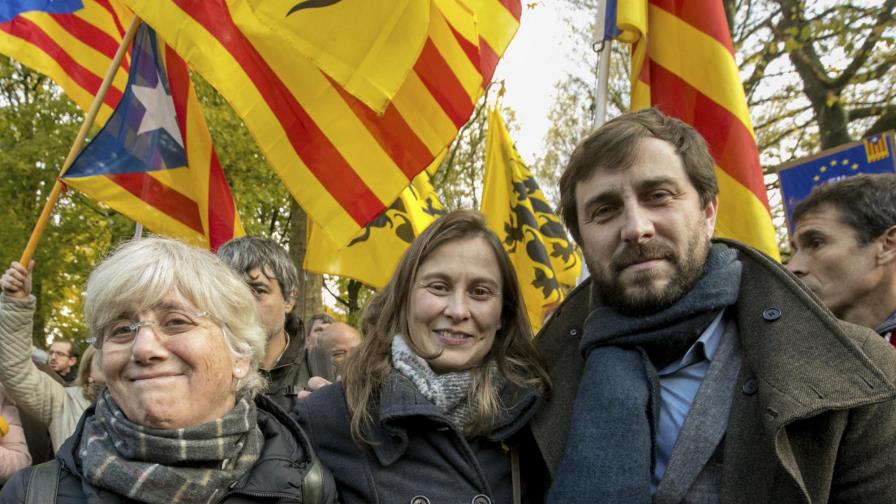 Exfuncionaria catalana se entrega a tribunal en España