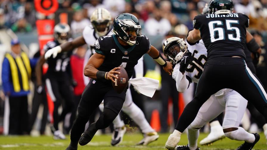 Eagles vencen a Saints; Hurts corre para 3 touchdowns