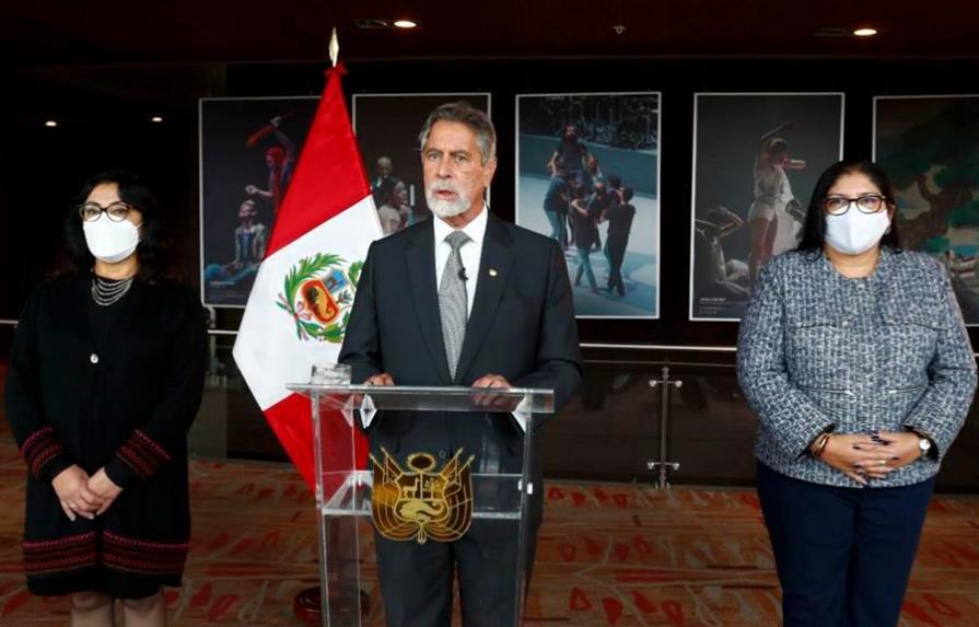 El presidente de Perú rechaza carta de militares que sugieren golpe de Estado