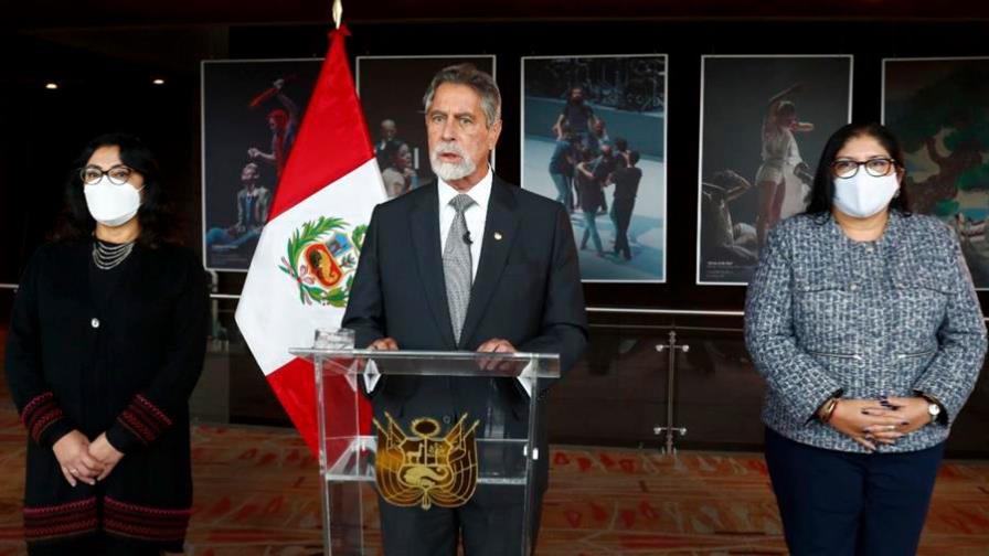 El presidente de Perú rechaza carta de militares que sugieren golpe de Estado