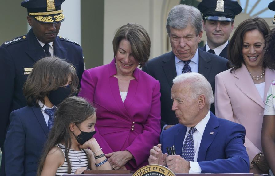 Biden promulga ley que condecora a policías del Capitolio
