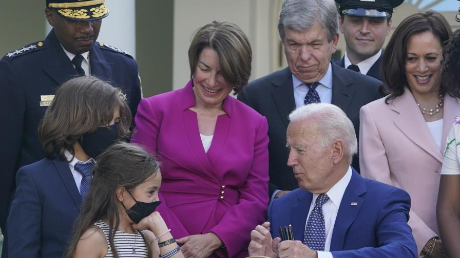 Biden promulga ley que condecora a policías del Capitolio