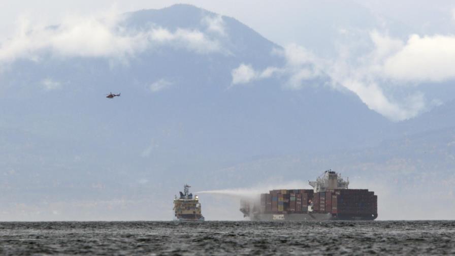 Contenedores se incendian en buque en Canadá