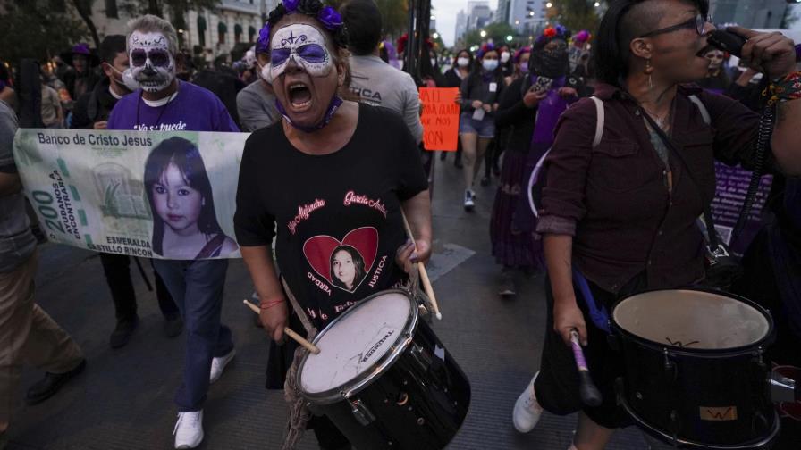 México: Activistas marchan para protestar por feminicidios