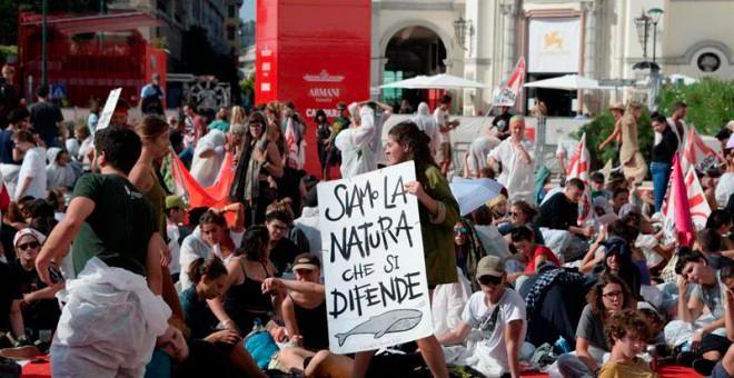 Activistas contra el cambio climático ocupan la alfombra roja de la Mostra en Italia