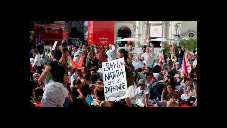 Activistas contra el cambio climático ocupan la alfombra roja de la Mostra en Italia