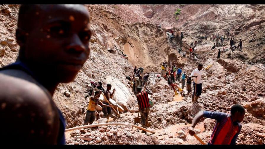 Al menos 22 muertos por el derrumbe de una mina de oro ilegal en RD Congo