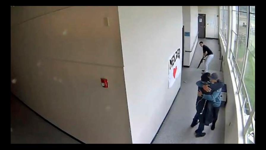VIDEO | Un entrenador logra desarmar a un estudiante suicida y lo abraza de inmediato