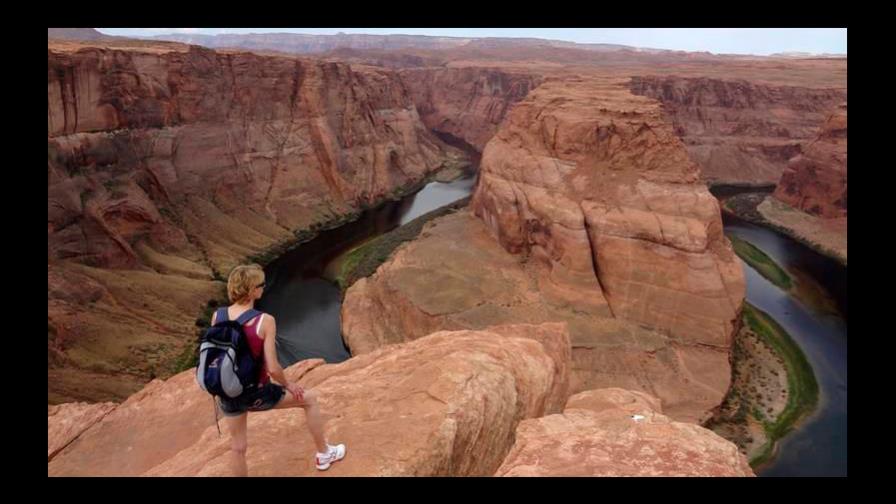 VIDEO: Una turista casi cae a un acantilado mientras intentaba fotografiar a su madre en el Gran Cañón