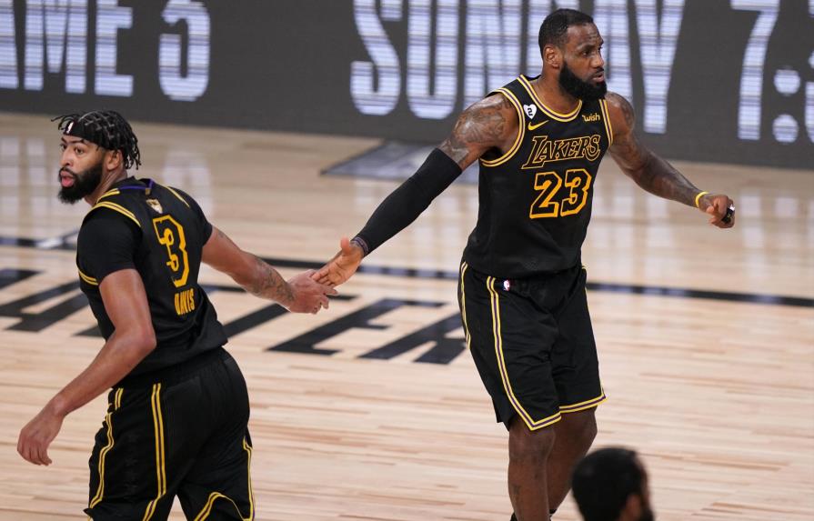Lakers, a dos triunfos del título tras arrollar de nuevo al Heat