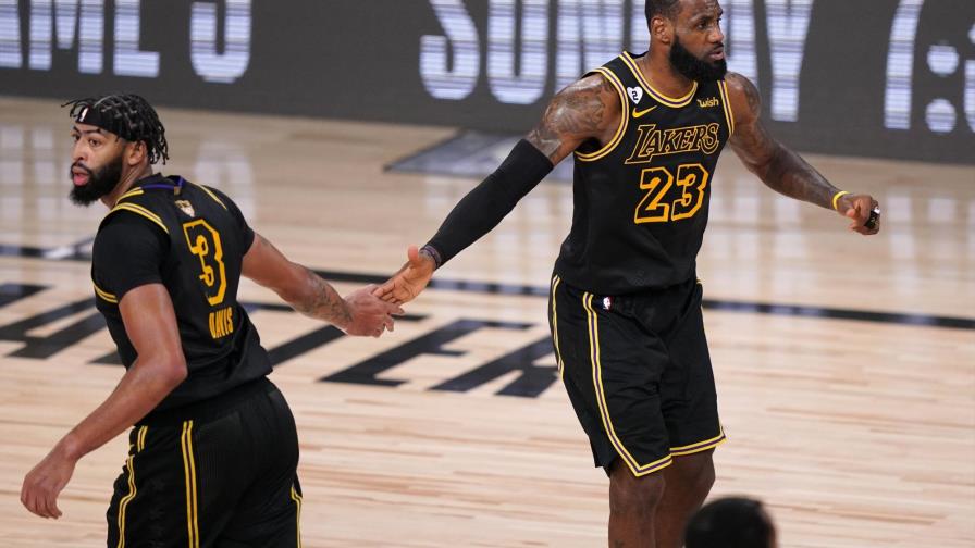 Lakers, a 2 triunfos del título; arrollan de nuevo al Heat