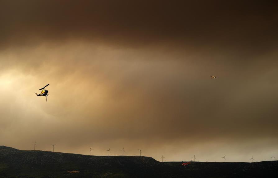 Incendio en Grecia arrasa un monte de pino por cuarto día