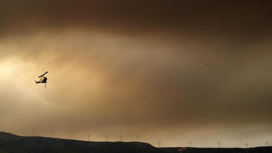 Incendio en Grecia arrasa un monte de pino por cuarto día
