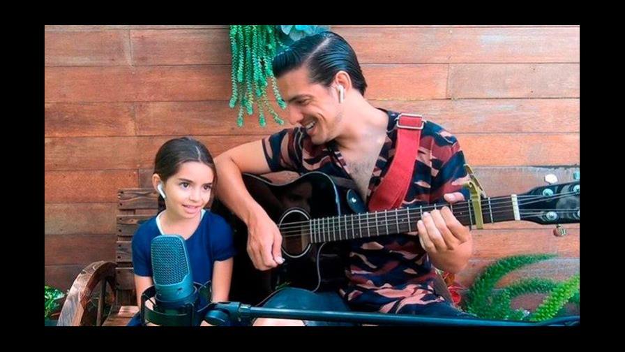 La pequeña Aitana también hereda el talento de los Derbez