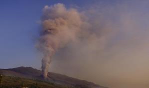 Volcán español expulsa más lava tras colapso del cráter