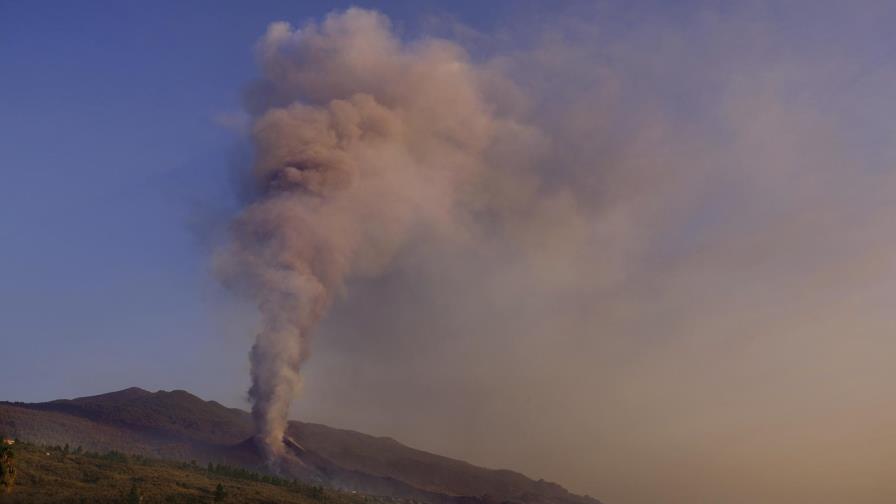 Volcán español expulsa más lava tras colapso del cráter