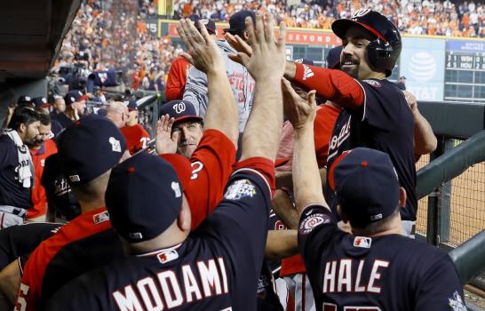 Soto y Nacionales golpean a Cole en inicio de Serie Mundial