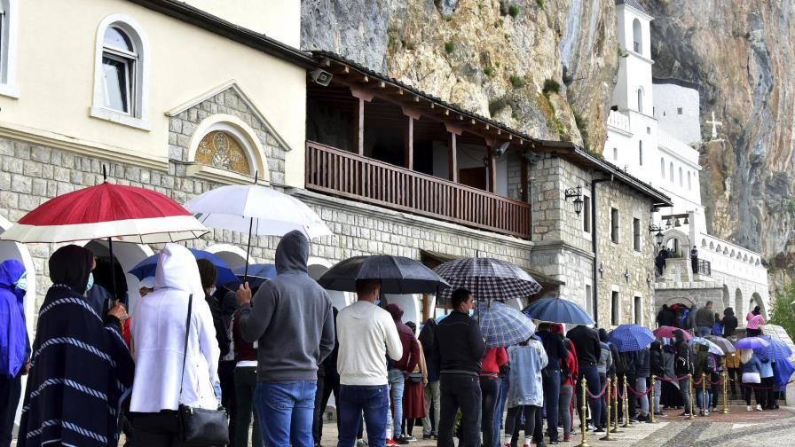 Detienen a 8 sacerdotes tras acto religioso en Montenegro