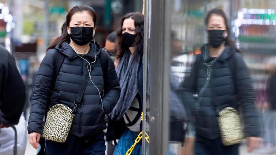 Los neoyorquinos no se desmelenan y siguen llevando la mascarilla