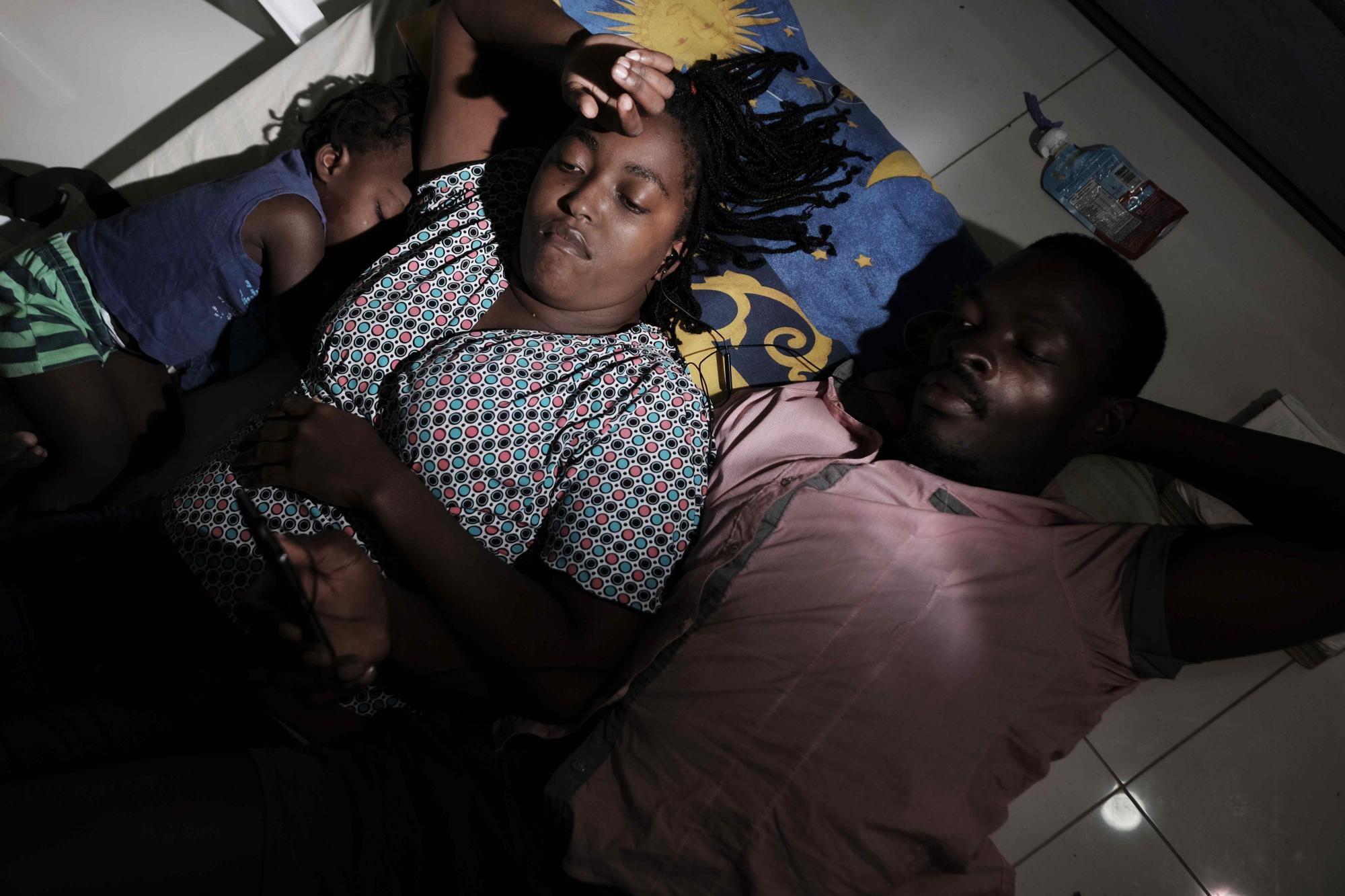 Familias haitianas pasan la noche ayer, en un centro comunal en la zona de Palmar Norte, a 259 kilómetros de San José (Costa Rica). (EFE/ Jeffrey Arguedas)