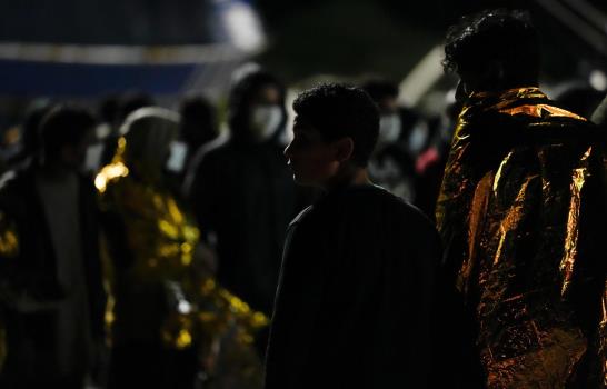 Veleros migrantes navegan hacia Italia en nueva estrategia