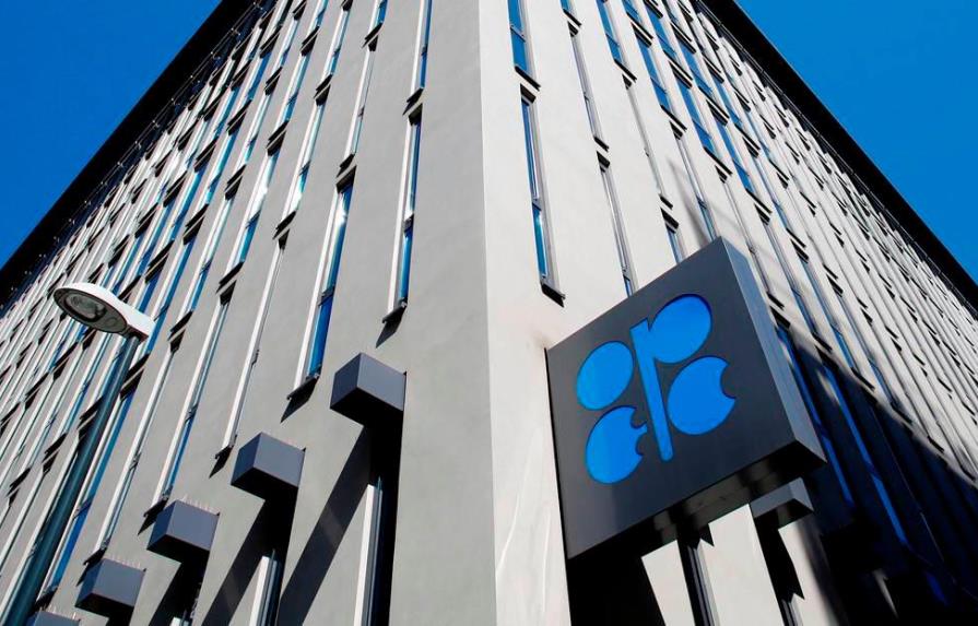 La OPEP+ desoye a EEUU al confirmar subidas moderadas de su oferta de crudo