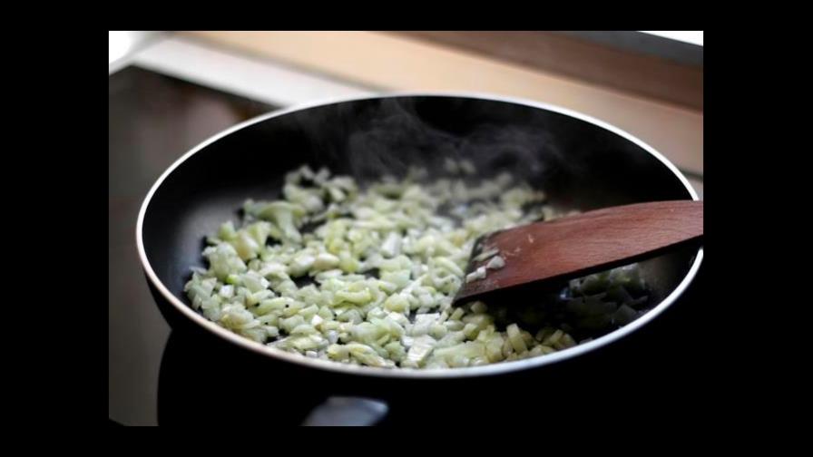 Si se le pega la comida a la sartén, el problema tiene explicación científica