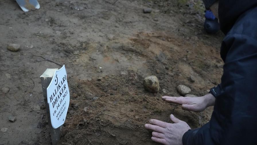 Entierran a bebé iraquí durante crisis migratoria de Polonia